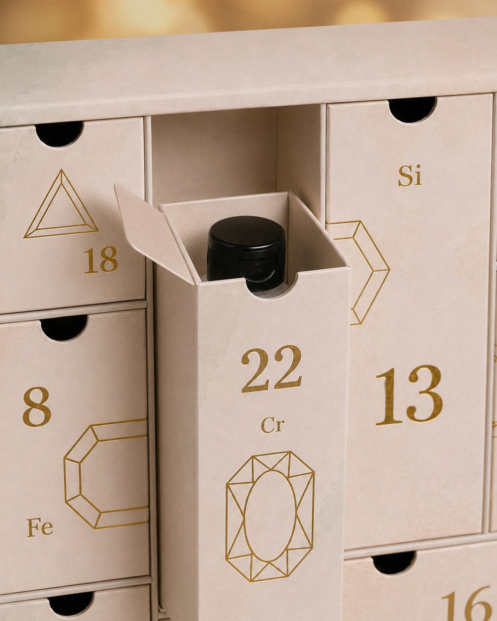 Nærbilde av skuff 22 med sporstoffet krom i Gemology adventskalender
